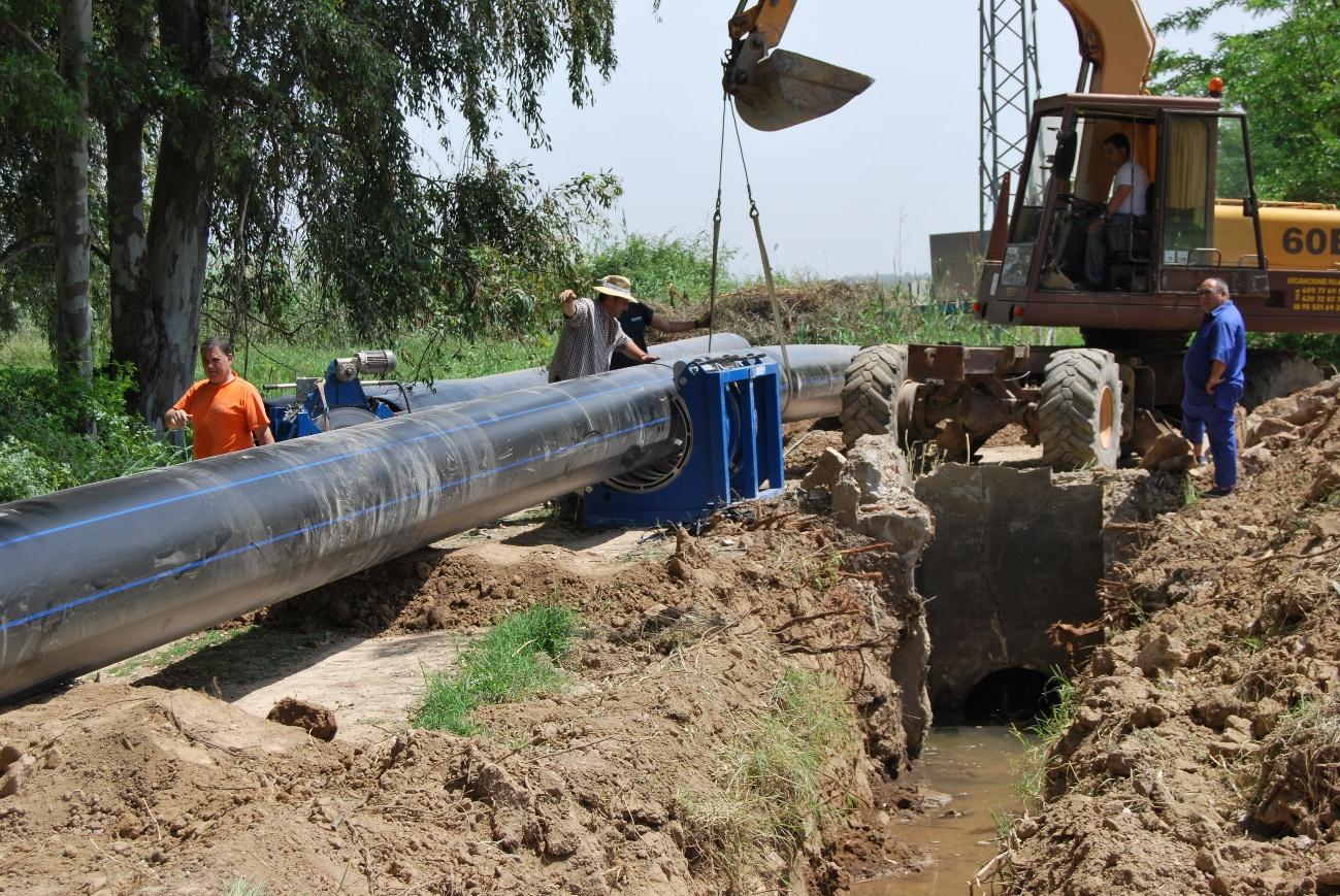 Operarios instalando una tubería grande de agua