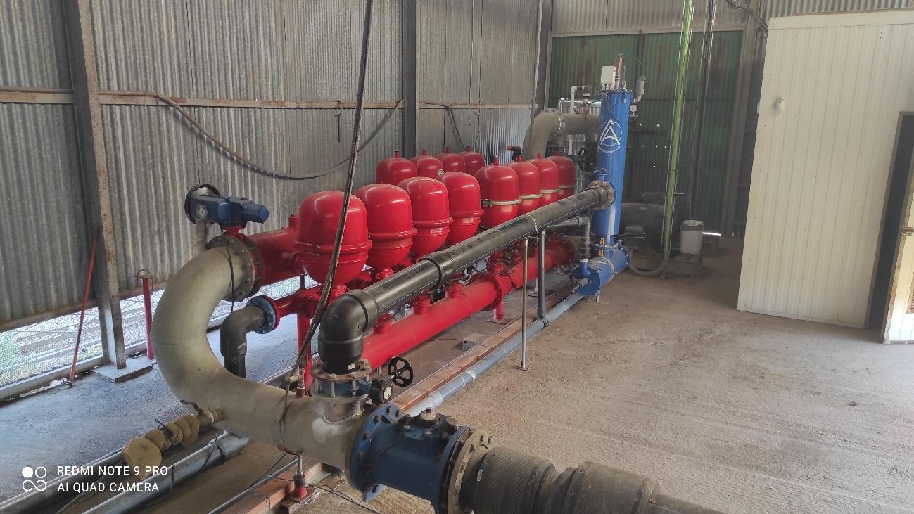 Un gran sistema de filtración y bombeo de agua.